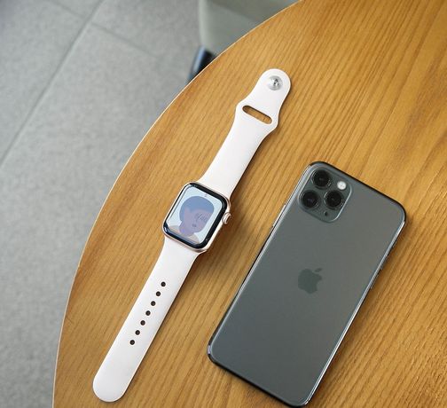Photo-of-Apple-Watch-and-iPhone-on-table.jpg