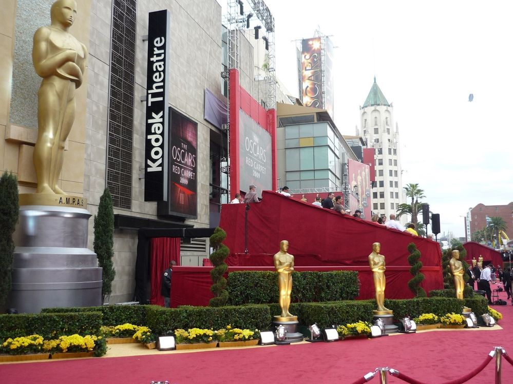 Photo of an empty red carpet in front of the Kodak Theatre. Four giant Academy Award statues line the carpet..jpg